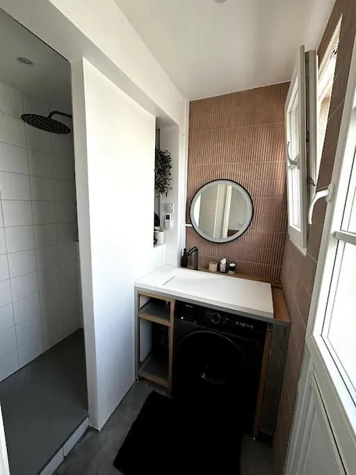 Apartment Superb Modern With Balconies 2p